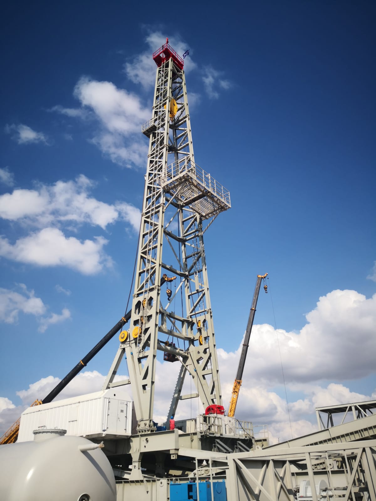 Magnetic particle inspection of drilling mast and substructure